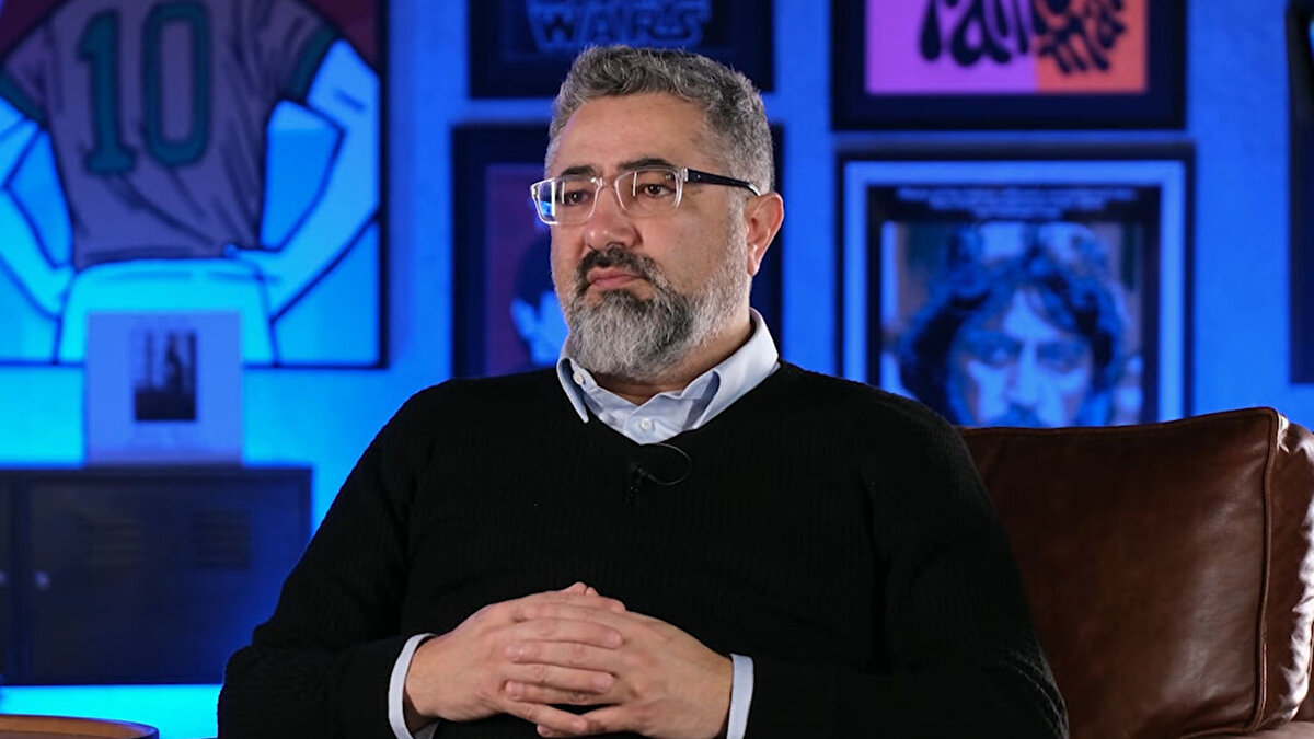 “Frankfurt 3, Liverpool 0… Hep böyle yazıyorlar ama ben hiç Frankfurt’a 0 yazan görmedim. Hep 1 veya 3. Sanmak insanı ziyan eder. Beni sevecek sanmıştım, terk etmez sanmıştım… Futbolda da bu böyledir. Kendini dev aynasında görmeyeceksin. Çok para harcadım, kaliteli takımım demeyeceksin. Avrupa Fatihi sanmak kadar büyük bir yanlış yok” ifadelerini kullandı.