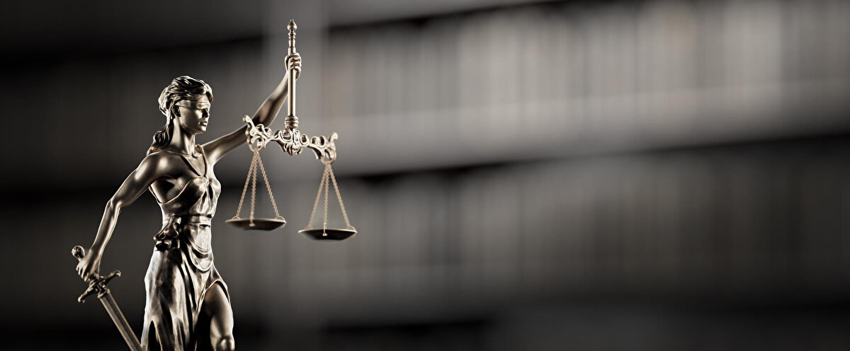 İRTİKAP SUÇU NE DEMEK?<br>İrtikap suçu, 5237 sayılı Türk Ceza Kanunu’nun 250. maddesinde düzenlenmiştir. Kamu görevlisinin sahip olduğu yetkiyi kullanarak kendisine veya başkasına çıkar sağlaması amacıyla bir kişiyi icbar etmesi bu suçu oluşturur.