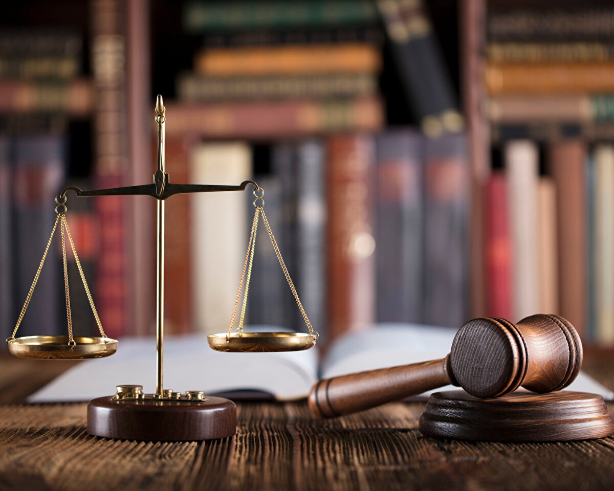 İRTİKAP VE RÜŞVET FARKI<br><br>İrtikap suçunu yalnızca kamu görevlisi işleyebilir, rüşvet suçunda ise herkes fail olabilir.<br><br>İrtikap tek taraflı, rüşvet ise çift taraflı bir suçtur. Rüşvette hem veren hem alan cezalandırılırken, irtikapta yalnızca kamu görevlisi cezalandırılır.<br><br>Rüşvette taraflar eşit sorumluluk taşırken, irtikapta kamu görevlisi fail; menfaat sağlamak zorunda bırakılan kişi mağdurdur.