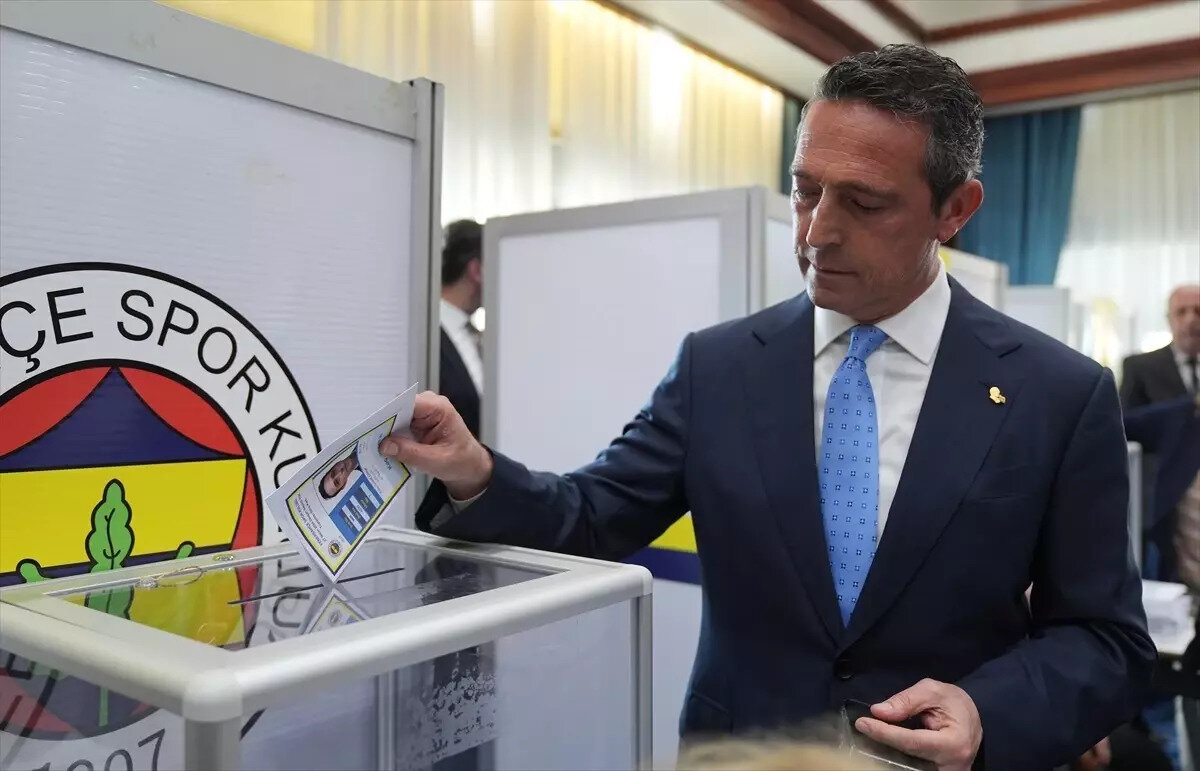 BAŞKANLIK SEÇİMİ SAAT KAÇTA  BAŞLAYACAK?<br><br>Fenerbahçe'de başkanlık ve yönetim kurulu seçimi için oy verme işlemi yarın yapılacak.<br><br>Ali Koç ve Sadettin Saran'ın önerisiyle Yüksek Divan Kurulu Başkanı Şekip Mosturoğlu'nun yöneteceği kurulun ilk günü Chobani stadyumunda saat 10.30'da başlayacak.<br><br>Oy verme işlemi ise Pazar günü saat 10.00 - 17.00 arasında yapılacak. Oy verme işlemleri stadın yanında eski Kenan Evren Lisesi arazisinde bulunan açık alanda gerçekleşecek.