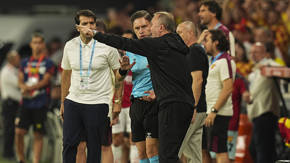 "Yani bugün oynayan oyuncularımız arasında Kimin performansı biraz normaldi diye düşünürsek yani belki iki tane oyuncu üç tane oyuncu sayabiliriz yani o da orta seviye işte Demir Ege bana göre fena değildi. Gökhan çok mücadele etti. İşte biraz Bilal hareketliydi bir şeyler yapmaya çalıştı diyebiliriz yani onun haricinde çok da oyunda gözümüze çarpan veya çok bizi tatmin edecek bir oyuncu olduğunu söylemek zor."