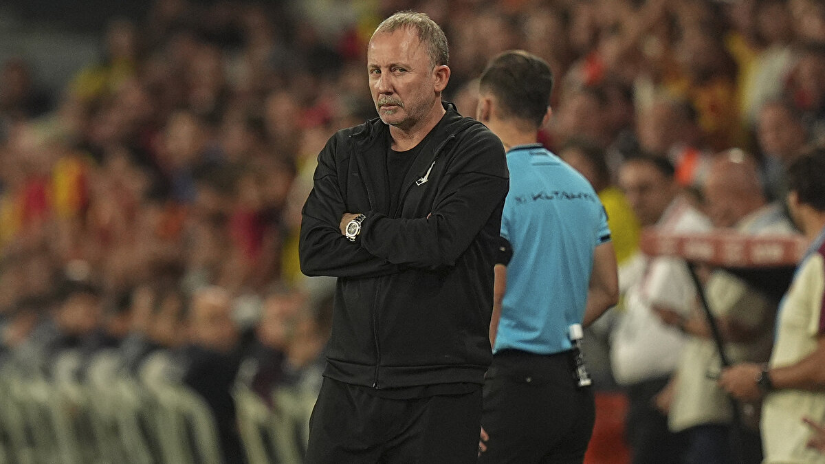 "İşte yıllardır süregelen bir çok ciddi başarısızlık var. Oyunlar kötü, skorlar kötü, sürekli oyuncular Değişiyor, teknik direktörler değişiyor. Bir türlü bir birliktelik, bir sistem kurulamamış durumda. Öncelikle bu sistemin birlikteliğin kurulması gerekiyor. Ya bu da biraz zaman alacak gibi duruyor."