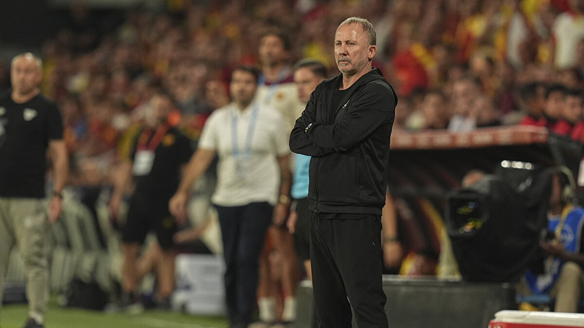 "Yani çalışıyoruz. Antrenmanlar yapıyoruz. İşte tabii ki yani bireysel performanslara baktığımızda sadece bunu Rafa Silva üzerinden yorumlamanın da çok doğru olduğunu düşünmüyorum."