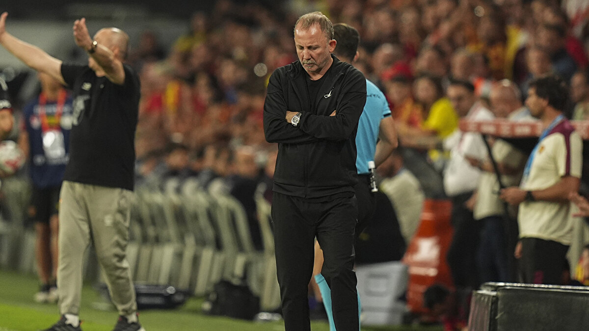 "Ya bu bir takım oyunu. Yani tabii ki bireysel oyuncuların önemi var ama ama maalesef takım performansımız da beklenenin çok altında idi. Yani bu mağlubiyet hak edilmiş bir mağlubiyet. Onu söyleyeyim. Kesinlikle puan almayı hak etmedik. Zaten öyle bir oyunda oynamadık. O yüzden buradan çıkaracağımız dersleri çıkarmamız gerekiyor. Daha doğrusu oyuncuların çıkarması gerekiyor. Oyuncuların buradan bireysel olarak alması gerekenleri alması gerekiyor. Çünkü uzun bir süreçtir"