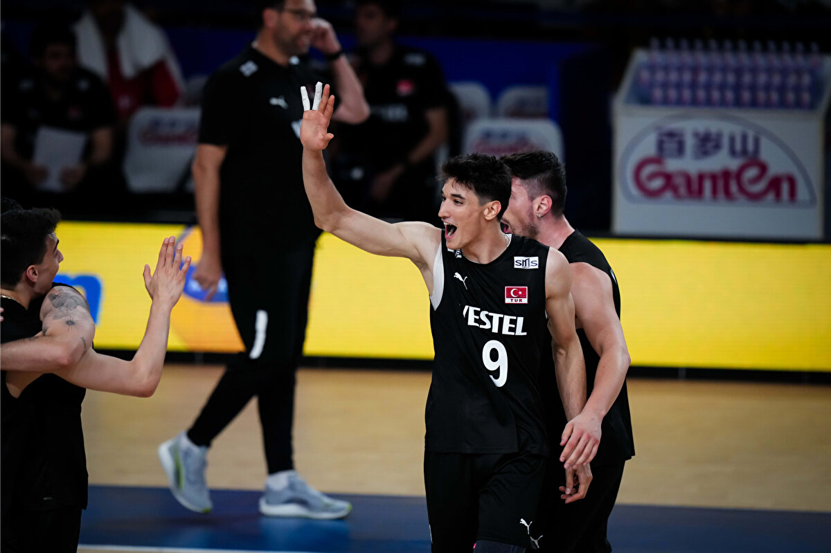 EFE MANDIRACI KULÜP KARİYERİ<br><br>Profesyonel kariyerine Arkas Spor altyapısında başladı. 2019-2020 sezonunda A takıma yükselen oyuncu, Efeler Ligi'nde oynamaya başladı. Aynı dönemde çifte lisansla Altekma forması giydi ve bu takımla birlikte Türkiye Erkekler Voleybol Birinci Ligi'nden Efeler Ligi'ne yükselme başarısı yaşadı.<br>