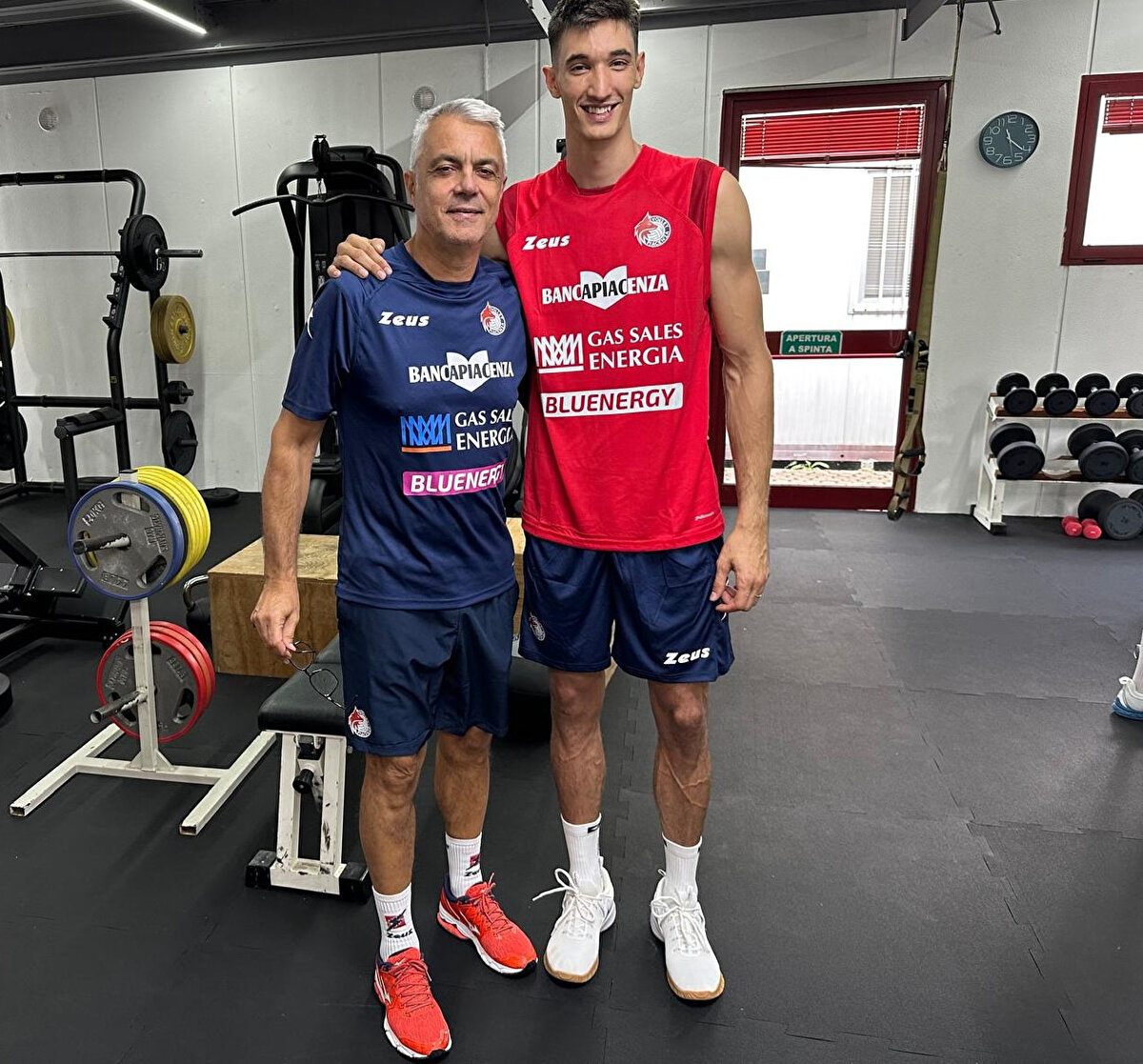 EFE MANDIRACI'NIN BOYU KAÇ?<br><br>Smaçör pozisyonunda oynayan Efe Mandıracı'nın boyu 2,03 metredir.