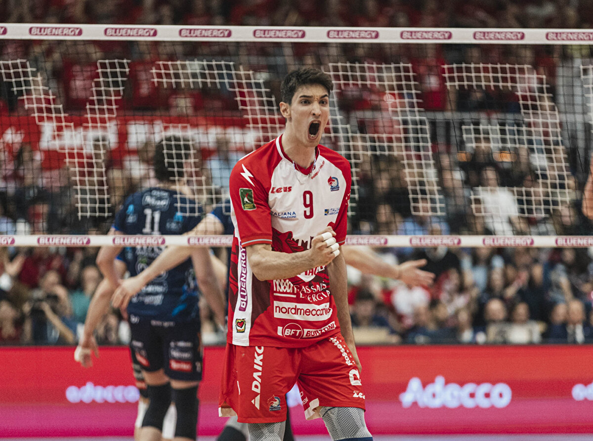 EFE MANDIRACI MİLLİ TAKIM KARİYERİ<br><br>Efe Mandıracı, 2018 yılında Türkiye U18 takımında milli kariyerine başladı. 2021 yılında Efeler Ligi'nde En İyi Smaçör, Kupa Voley'de ise En İyi Smaçör, En İyi Blok Yapan Oyuncu ve En İyi Servis Atan Oyuncu ödüllerini kazandı.