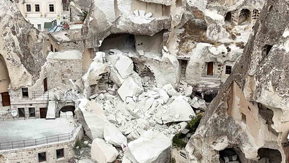 Jandarma ve AFAD ekipleri düşen kayanın altında kimsenin olup olmadığını incelerken, Kapadokya Alan Başkanlığı da düşen kayanın kaldırılması için çalışmalara başladı.