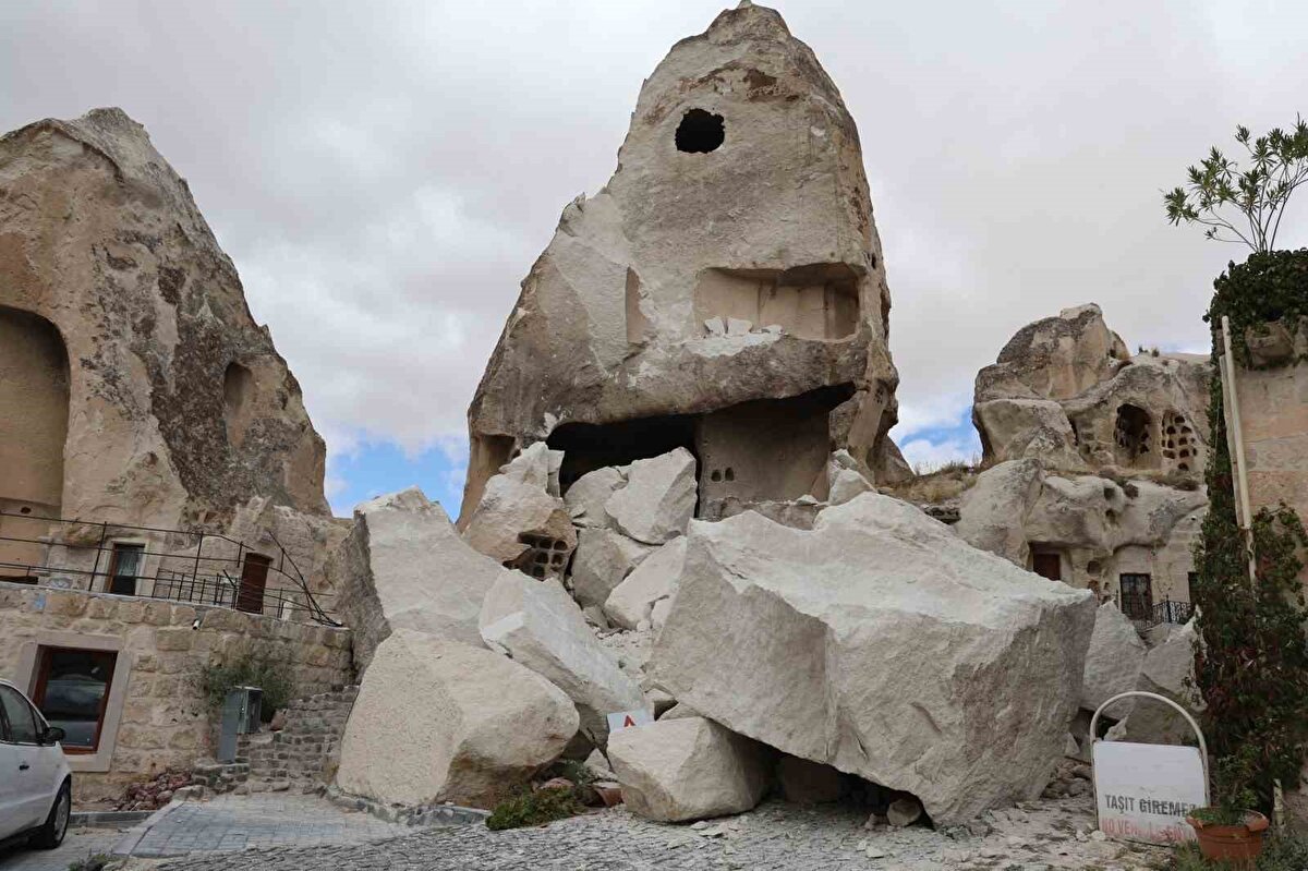 Göreme beldesi Gaferli Mahallesi’nde, gece saatlerinde peribacasının büyük bölümü henüz bilinmeyen nedenle yıkıldı. Peribacasından kopan kaya parçaları çevreye dağılırken, yaşanan olayda yaralanan olmadı.