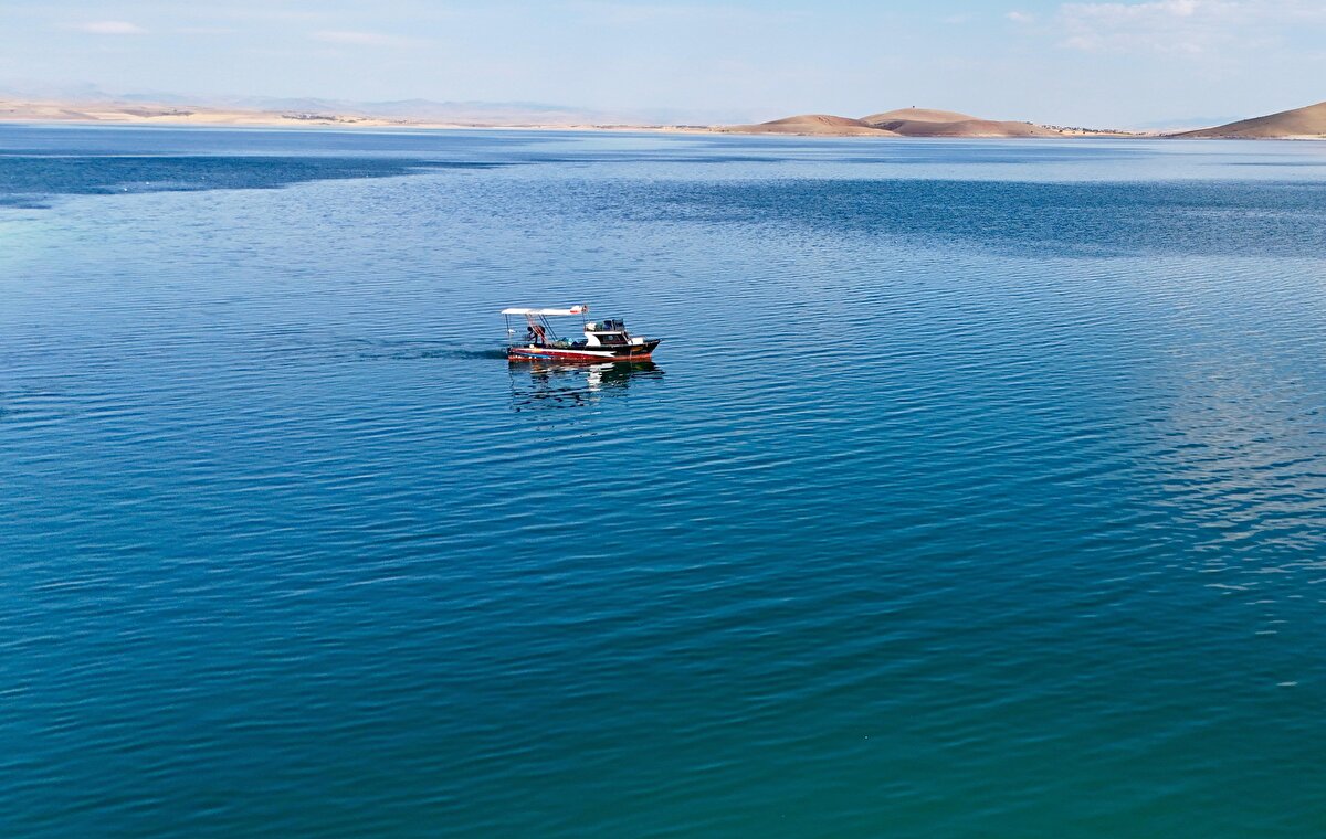Çemişgezek ilçesinde Keban Baraj Gölü'nde çocuk yaşta başladığı balıkçılığı sürdüren Onur Ulaş Demir, kavurucu sıcakta günün büyük kısmını teknede geçirerek balık avlıyor. Babasıyla başladığı işi onun ölümünden sonra tek başına devam ettiren Demir, sabahın erken saatleri ile gece vakitlerinde 2 bin metrelik ağlarını göle bırakıyor. Günler süren çalışmada Demir, aynalı sazan, turna, alabalık, karabalık, şabut, pullu ve küpeli sazanları yakalıyor. Balıkları kilosu 90 liradan Elazığ ve Tunceli'deki kooperatiflere satan Demir, aylık giderlerini düştükten sonra yaklaşık 200 bin lira gelir elde ediyor.