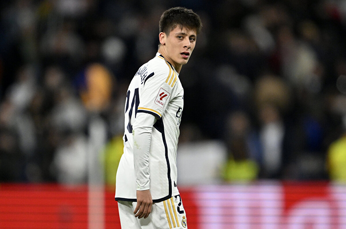 ARDA GÜLER OYNAYACAK MI?<br>La Liga’da geride kalan 4 maçta ilk 11’de başlayan ve 2 gol – 1 asistlik performans sergileyen Arda Güler, teknik direktör Xabi Alonso’nun Espanyol karşısında da ilk 11’de sahaya sürmesi beklenen isimler arasında. Genç yıldızın yükselen grafiği taraftarı heyecanlandırıyor.<br>