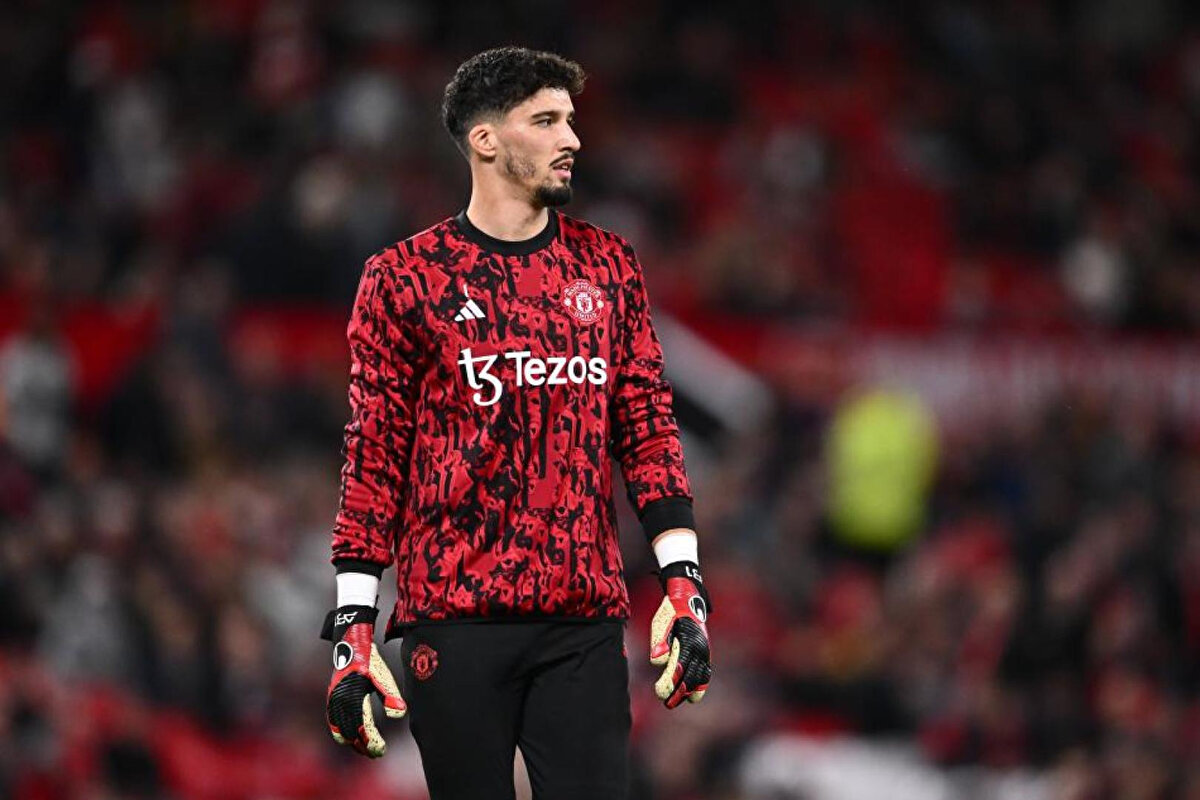 ALTAY BAYINDIR OYNAYACAK MI?<br><br>Milli kalecimizin oynayıp oynamayacağı merak edilirken teknik direktör Ruben Amorim, Chelsea maçı öncesi Altay Bayındır hakkında şu ifadelere yer verdi:<br>“Altay Bayındır 1 numara mı? Kimsenin garantili bir yeri yok. Herkes yerini korumak için mücadele etmek zorunda. Ben sadece maçları kazanmaya çalışıyorum. Bir sonraki maçı kazanmak için en iyi seçeneği bulmaya çalışıyorum. Yani sezon sonunda sahadaki takım farklı olabilir. Biz sadece maçları kazanmaya, mümkün olan en iyi bağlantıları kurmaya ve puan almaya çalışıyoruz.”<br><br>Teknik direktörün bu ifadeleri kafalarda soru işaretleri bıraksa da Altay Bayındır'ın ilk 11 başlaması bekleniyor.