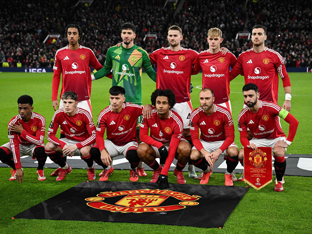 Premier Lig'de 5. hafta mücadelesinde Manchester United ve Chelsea karşı karşıya geliyor. 4 puanı bulunan Manchester United, 2 mağlubiyet, 1 beraberlik ve sadece bir galibiyet alabildi. Chelsea ise 4 haftada 2 galibiyet, 2 beraberlik ile 8 puanı bulunuyor. En çok merak edilen konulardan biri de Altay Bayındır'ın oynayıp oynamayacağı. Altay Bayındır oynayacak mı? Manchester United-Chelsea maçı ne zaman, saat kaçta, hangi kanalda? Muhtemel 11'ler neler? İşte detaylar...