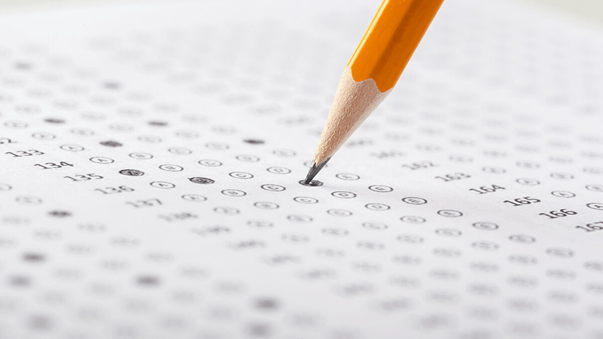 KPSS 2025 Lisans süreci, Genel Yetenek-Genel Kültür oturumu ile başladı. Sınavdan alınacak puanlar, hangi kamu kurum ve kadrolarında görev alınabileceğini belirleyecek. Peki KPSS 55, 60, 65, 70, 75, 80, 85 veya 90 puanla nereye atanabilirsiniz? İşte merak edilen taban puanlar ve atama bilgileri.<br>