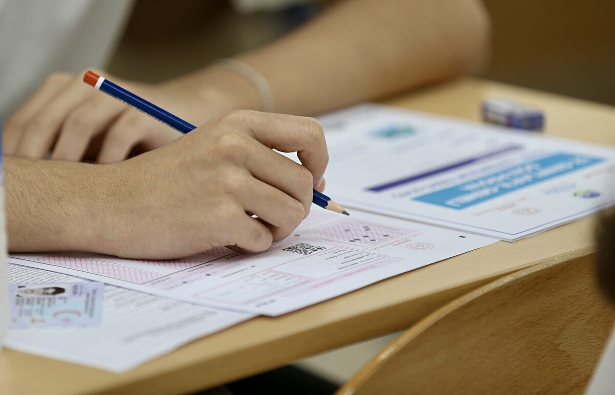 KPSS puanına göre hangi kurumlara atanabilirim?<br><br>55-65 puan: Küçük ilçelerde bazı memur kadroları ve düşük tercih edilen kurumlar.<br><br>70-75 puan: Orta düzey kadrolar, ilçe ve bazı şehir merkezleri.<br><br>80-85 puan: Popüler kamu kurumları ve büyükşehir kadroları.<br><br>90 puan ve üzeri: Rekabetin yüksek olduğu merkezi ve yüksek talep gören kamu kadroları