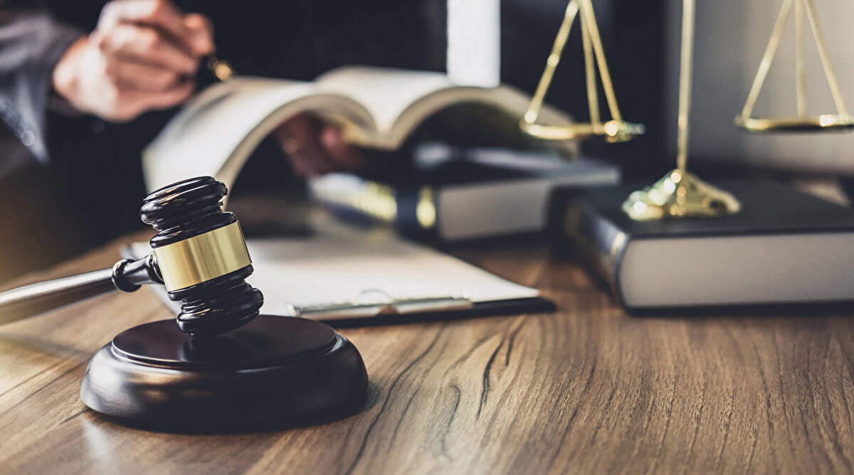 “İbra etmek” sözcüğü, Türkçe’ye Arapça’dan geçmiştir. Genel olarak aklama veya temize çıkarma anlamına gelir. Türk Dil Kurumu’na göre, bu kullanım beraat sözcüğüyle de yakın anlam taşır. Ayrıca “ibraname” kelimesi de bu kökten türetilmiş olup, “aklama belgesi” anlamında kullanılır.<br>