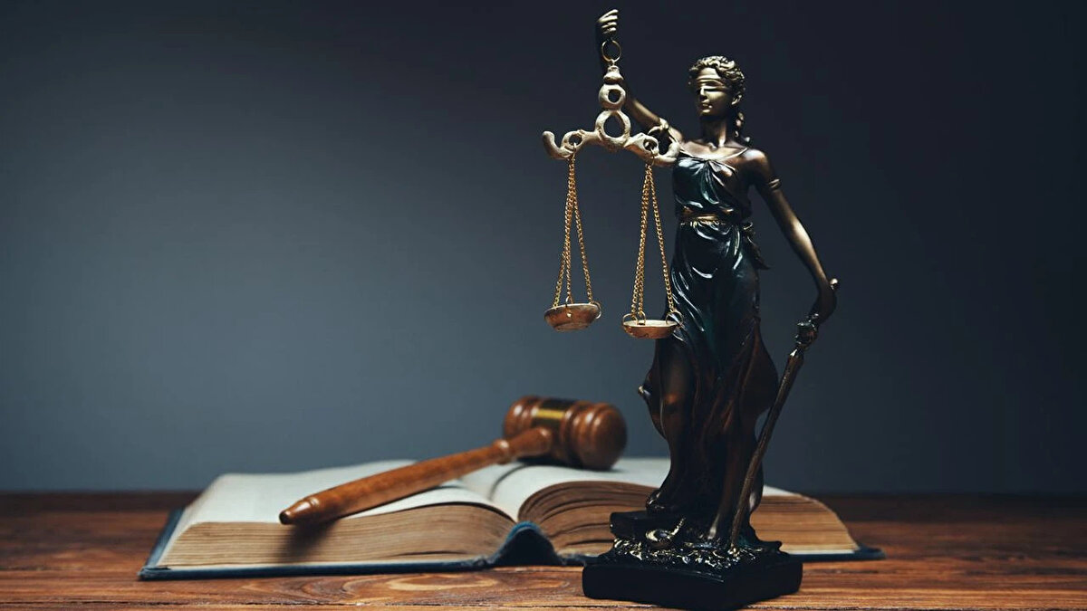 SEÇİM VE YÖNETİM SÜRECİNDE İBRA NE DEMEK?<br><br>Genel kurul ya da seçimlerde “ibra etmek”, seçilen yönetim veya kurul üyelerinin görevde bulundukları döneme ilişkin mali ve idari faaliyetlerinin onaylanması ve sorumluluktan aklanmaları anlamına gelir. İbra edilen bir yönetim, işlemlerinden dolayı “suçsuz” ve “hesapları düzgün” kabul edilir.<br><br>Eğer yönetim ibra edilmezse, o dönemki faaliyetlerinden dolayı hukuki sorumlulukları devam eder ve haklarında dava açılabilir. Bu durum aynı zamanda yönetime duyulan güvenin zedelendiğinin de göstergesidir.<br>