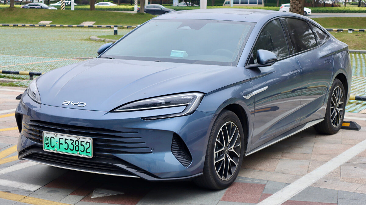 BYD Seal<br><br>Fiyat: 45.705 £ (yaklaşık 56.000 $)<br><br>Çinli üretici BYD’nin en dikkat çeken sedan modeli.