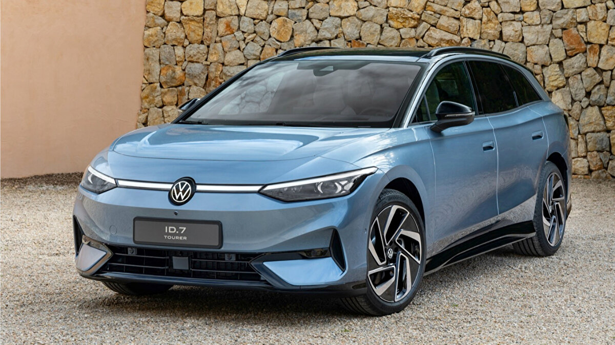 Volkswagen ID.7<br><br>Fiyat: 51.580 £ (yaklaşık 63.000 $)<br><br>Alman otomotiv devinin tamamen elektrikli fastback modeli.