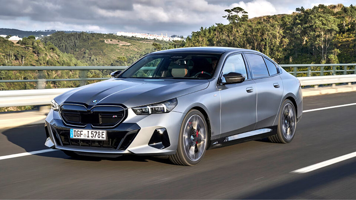 BMW i5<br><br>Fiyat: 67.695 £ (yaklaşık 82.800 $)<br><br>Premium segmentte konfor ve teknolojiyi buluşturan sedan.