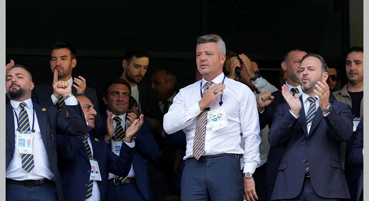 Fenerbahçe Spor Kulübü’nde Olağan Seçimli Genel Kurul Toplantısı, Fenerbahçe Şükrü Saracoğlu Spor Kompleksi’nde gerçekleştiriliyor. Seçimin ilk gününde gündemdeki maddelerin görüşülmesi sonrası başkan adaylarının konuşmalarına geçildi. Fenerbahçe Başkan Adayı Sadettin Saran, yoğun destekle birlikte protokol tribününden sahaya inerek kürsüye geldi. Dünya Fenerbahçeli Kadınlar Günü’nü kutlayarak sözlerine başlayan Saran, "Buradan mevcut yönetimin lehine konuşma yapanlara ufak bir katkı yapmak isterim. Bundan 1,5 yıl önce sizin lehinize çekildiğimde ben dünyanın en kıymetli adamıydım. Hain değildim. Hatta bana yöneticilik teklif ettiniz. Bana hayat boyu minnettar olacağınızı söylediniz. Rakip olunca mı hain oldum? Ben Zekeriya Öz’e DGM’de ifade verirken siz onlarla locada maç izliyordunuz. Bunun en açık tarihi ile samimiyetsizlik, iki yüzlülük olduğunu söylüyorum. Ben Fenerbahçelileri bahaneler ile yormak istemiyorum. Çünkü sizin bahaneniz bitmiyor. Yarın tarihi bir seçime gidiyoruz. Kulübümüzün başkanı siz kıymetli üyelerimizin oyları ile bölünecek. Ben inanıyorum ki sandıklardan kim çıkarsa çıksın, Fenerbahçe’nin umut dolu şampiyonlukları için sen ben demeden hep birlikte topyekun mücadeleye başlatacağız. Bu süreçte bugüne kadar görülmemiş seçim kampanyası yürüttüm. Seçim atmosferinde kırıcı bir cümlem olduysa herkesin huzurunda özür diliyorum. Çünkü bu camianın birbirine değil, rakiplerine karşı mücadele etmesi gerektiğine inanıyorum. Öncelikle Hakan Bilal Kutlualp ve ekibine teşekkür ediyorum. Camianın yaşadığı mutsuzluğa seyirci kalmadılar. Fenerbahçemiz bu kongrenin sonucu ne olursa olsun, düşmanlığı değil kardeşliği büyütmek zorundadır. Bizler farklı düşünebiliriz ama aynı renklere, aynı armaya tutkuyla bağlıyız. Yarın sandıklardan ben ve ekibimin adı çıkarsa söz veriyorum; Fenerbahçe taraftarlarını, başkanlarını, efsanelerini tek bir cephe haline getirmek için, arkamıza Fenerbahçemizi alıp hep birlikte yarınlara yürümek için elimden geleni sonuna kadar yapacağım. Ben Fenerbahçe’nin Spor Kulübü’nün başkanlıkta bir bayrak değişimine inandığım için aday oldum. Ben, kendime ve size söz verdiğim için bu yola çıktım. Biz Fenerbahçeliler hiçbir zaman umutsuz olmadık. Tarihimiz hangi şartta olursa olsun, yeniden ayağa kalktığımız anlarla doludur. Ben umutsuzluğa daha fazla izin vermemek için buradayım" diye konuştu.