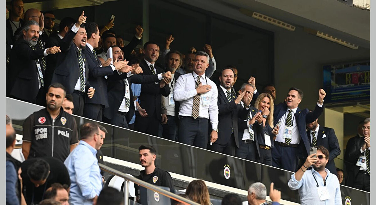 "Bu camianın en büyük beklentisi, en büyük hedefi şampiyonluktur"<br>Sarı-lacivertli kongre üyelerine söz veren Saran, "Yarın seçimi kazanırsam da günü geldiğinde bu bayrak değişimini en doğru, en iyi şekilde yapacağıma namusum ve şerefim üzerine söz veriyorum. Sayın Ali Koç, Fenerbahçemiz için çok önemli işler yaptı. Bugüne kadar kulübümüze verdiği maddi destekleri inkar etmek haksızlık olur. Cebinden verdiği para dışında gelir getiren sponsorluklara imza attı. Ama Fenerbahçe’nin kaderi bir kişinin cebinden verdiği paraya indirgenemez. Kulübümüzün nasıl 2018 yılında değişime ihtiyacı varsa bugün de değişime ihtiyacı vardır. Seçimi kazanmam halinde benim olan bahsi geçen şirketi kapatırım. Gözümü dahi kırpmam. Tüm Fenerbahçelilerin içi rahat olsun. Ben Fenerbahçemize zarar verecek bir şey yapmam. Bu camia sözünü tutan başkanlara alışık değil. Beni tanıyacaksınız, daha yeni başlıyoruz. Bu kulübün milyonlarını yöneten başkanının paradan çok daha önemli mirası olmalı. Camiasını birleştirmek, emanet aldığı kulübü doğru yönetmek ve en önemlisi futbolda şampiyonluk getirmek. Bu camianın en büyük beklentisi, en büyük hedefi şampiyonluktur" ifadelerini kullandı.