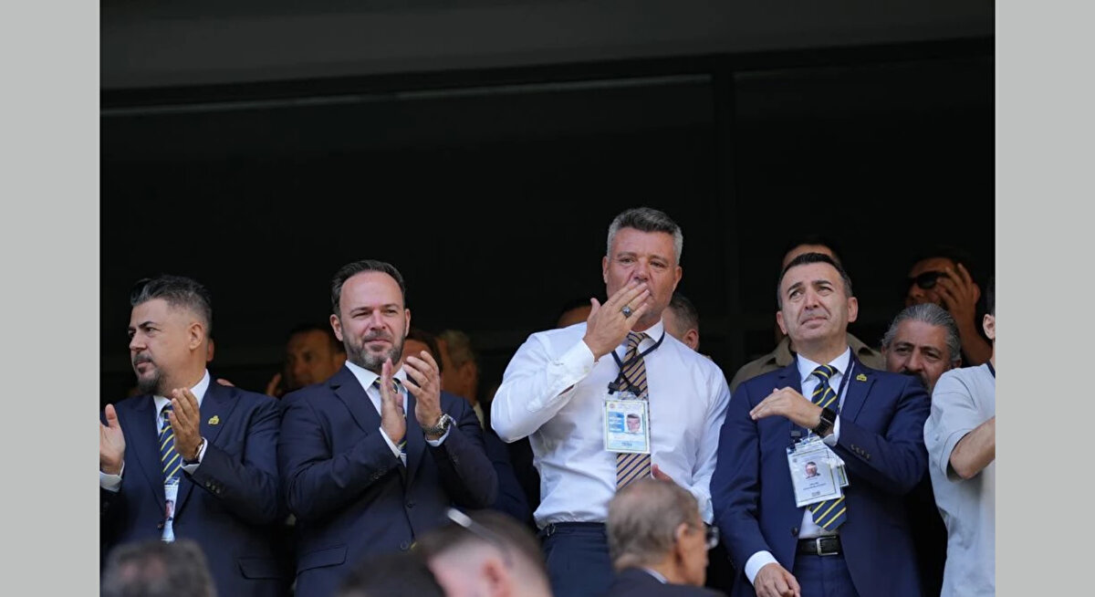 "Bu sadece maddi bir anlayış değil, aynı zamanda yönetim anlayışı değişimidir. Fenerbahçe şampiyon olana kadar tatil yok, bayram yok, kutlama yok. Sonunda şampiyon olduğumuzda o kupayı yeniden ayağa kaldırdığımız Kadıköy cehenneminin Fenerbahçe ruhunun, tüm Türkiye’ye yeniden hatırlattığımız Fenerbahçe ihtişamının birlik ve beraberliğimizin sembolü olarak, yaşayan tüm başkanlarımızla, divan başkanlarımızla birlikte kaldıracağız.