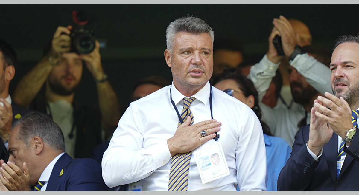 Bilin ki bu takım sizin seçtiğiniz hocalar ve futbolcular yüzün değil, Fenerbahçe için yola çıkanlara yeni bir macera diyorsunuz; ben demem. Ben asıl neye macera derim; 7 yıldır şampiyon olamayan bir yönetimden şampiyonluk beklemeye macera derim. Alanyaspor maçında tüm Türkiye’nin gözü önünde bir kez daha bir tiyatro sahnelendi. Fenerbahçemizin emeğine ve alın terine bir darbe daha vuruldu. İsimler değişiyor, operasyonlar değişmiyor. Size buradan MHK, TFF, kurullar deyip isimlere indirgemeyeceğim. Fenerbahçe’ye karşı yapılan bu operasyonlar haftalık bir gündem değil. Hele seçim gündemi hiç değil. Yıllardır süre gelen bir sistematik sürecin sonucudur. Unutmayın, bu operasyonun seçime günler kala bir erteleme maçında yaşanması kongreye müdahale diye nitelendirilemez. Bu tablo seçimlerden bağımsızdır. Olayın akıbetinde Başkan Ali Koç ile görüşmüş ne gerekiyorsa yapmamız gerektiğiniz belirttim. Hiçbir şüpheniz olmasın yarın bu kulübün başkanı kim olursa olsun. Fenerbahçe ne masada ne sahada asla yalnız kalmayacak" şeklinde konuştu.