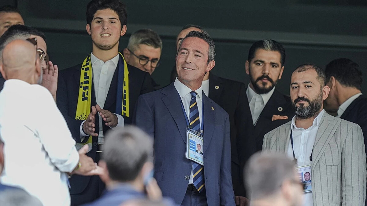 BAŞKAN ALİ KOÇ TARAFTARA SESLENDİ<br>Son sayım öncesi mikrofana gelen Ali Koç, maddelerin kabul edilmesi gerektiğini dile getirdi. Ardından tribünler "Ali Koç istifa" sloganları attı. Taraftarlara cevap veren Koç, "Arkadaşlar istifa diye bağırmanıza gerek yok. Yarın zaten seçim var. Sonuçlarını göreceğiz hep beraber." dedi.