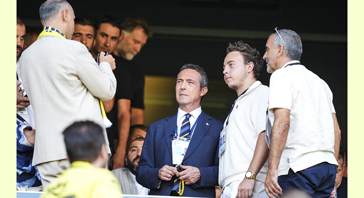 "Önümüzde güçlü bir gelecek var. Bu geleceği hep beraber inşa edeceğiz"<br>"Hedefe ulaşmak için sizleri birlikte mücadele etmeye davet ediyorum" diyen sarı-lacivertlilerin başkanı, "Ya günü kurtarmaya çalışan popülist söylemleri tercih edeceğiz, ya da bağımsız, güçlü şampiyon bir Fenerbahçe yolunda emin adımlarla yürüyeceğiz.