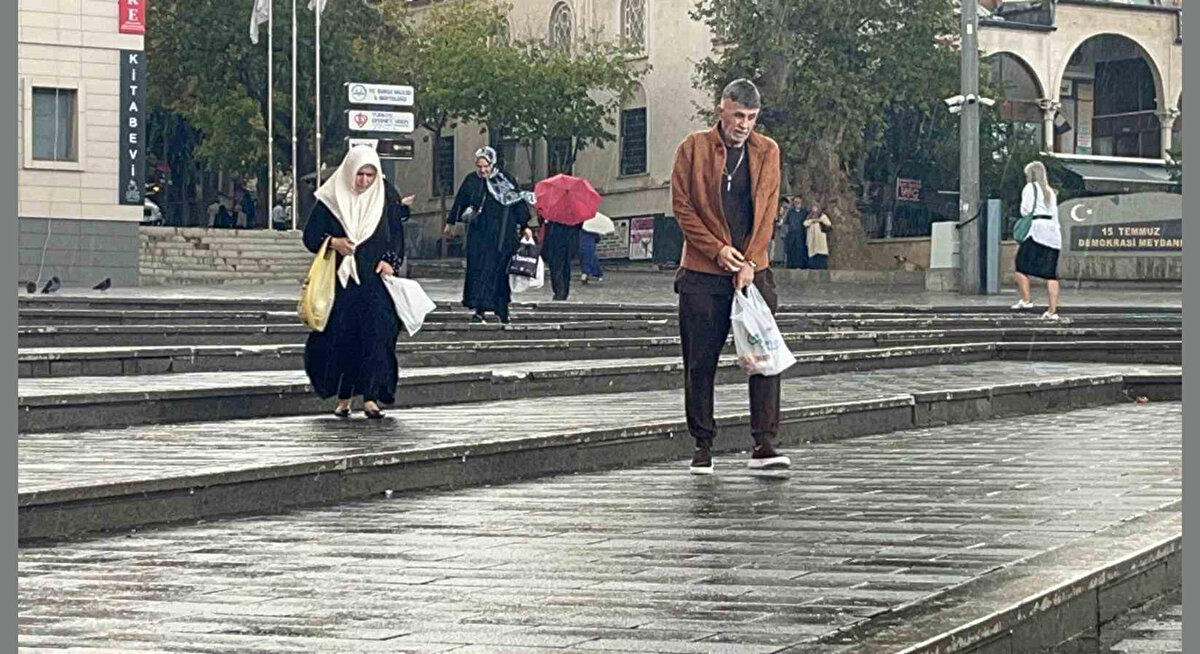 Bakanlıktan yapılan açıklamada, Meteoroloji Genel Müdürlüğünden alınan bilgiye göre, yarın öğle saatlerine kadar Doğu Karadeniz'de halen devam eden sağanak ve gök gürültülü sağanak yağışların, Giresun ve Trabzon illerinde kuvvetli, Giresun'un doğu, Trabzon'un batı ve doğu ilçeleri, Rize ve Artvin'in kuzeyinde çok kuvvetli, yer yer şiddetli olacağının tahmin edildiği belirtildi.