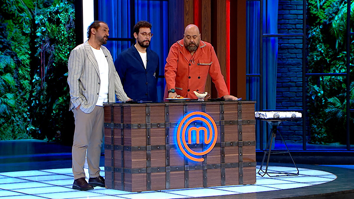 MASTERCHEF DOKUNULMAZLIK OYUNUNU HANGİ TAKIM KAZANDI?<br><br>Haftanın son dokunulmazlık oyununda yarışmacılardan istenen künefe için iki takım karşı karşıya geldi. Dokunulmazlığın galibi en iyi tabağı sunan Mavi Takım oldu ve dokunulmazlık oyununda haftayı 2-1 üstünlükle kapattı.