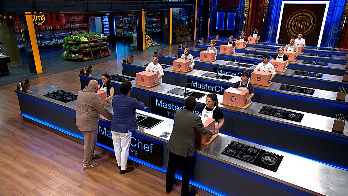 MASTERCHEF'TE 6. ELEME ADAYI<br><br>Takım oyununu kaybeden Kırmızı takım, bireysel dokunulmazlığı da kaybeden yarışmacılar arasında yapılan oylama sonucu en çok oyu alan isim Nisa oldu ve haftanın 6. ve son eleme adayı oldu.