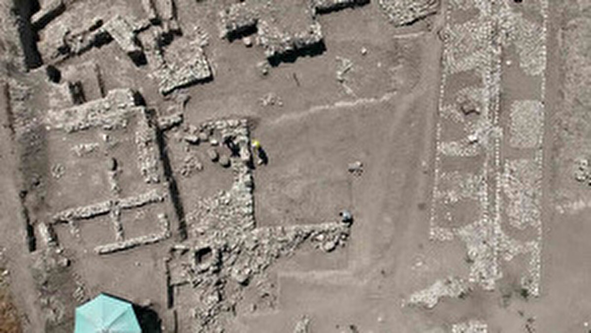 Amasya’nın Oluz Höyük kazılarında, antik tarihçilerin dahi kayıtlarında yer almayan 2 bin 600 yıllık kayıp tapınak gün yüzüne çıkarıldı. Kazılarda tapınağın, volkanik tüf kayalarından inşa edildiği tespit edildi.