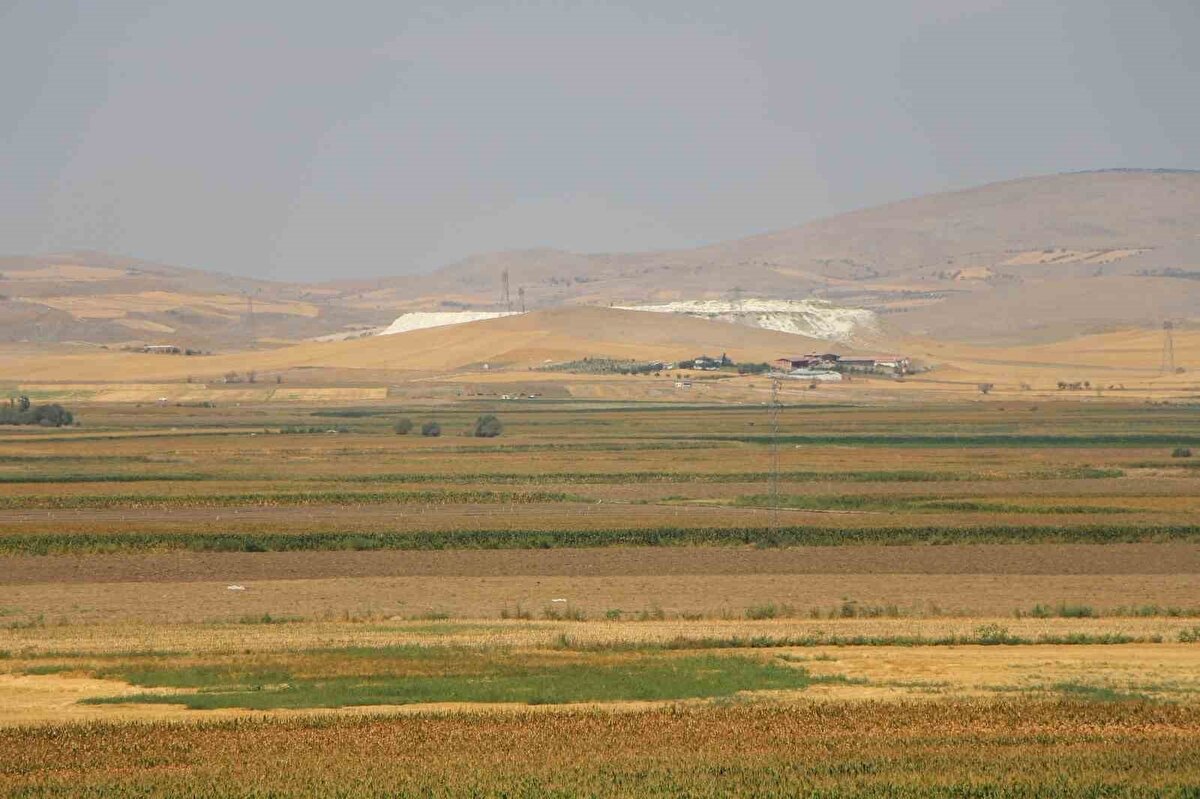 arihi tapınağın inşasında kullanılan açık yeşil renkli ve ince taneli tüf olarak adlandırılan volkanik kaya parçalarının benzerinin kazı alanına 10 kilometre mesafedeki Doğantepe köyünde antik taş ocağında bulunduğunu hatırlatan Prof. Dr. Dönmez, "Arkeometri çalışmamızın ilk sonucunu taş analizlerinden aldık. Oluz Höyük’teki taşların Doğantepe’deki antik taş ocağındakilerle aynı olup oradan getirildiği kesinleşti" diye konuştu.