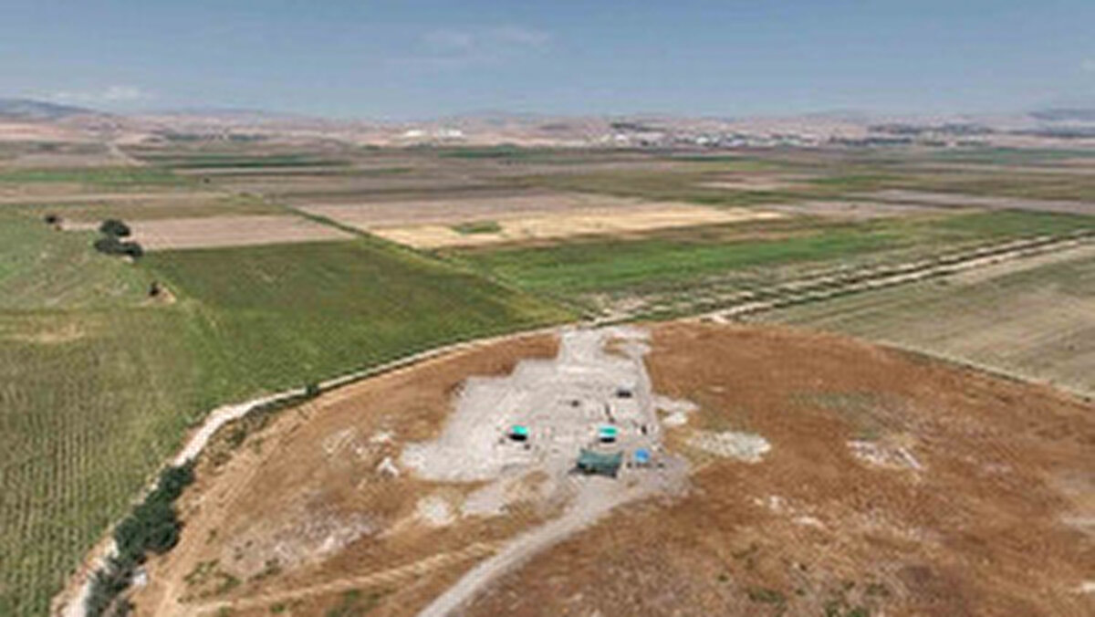 Kültür ve Turizm Bakanlığı’nın uyguladığı Geleceğe Miras Projesi çerçevesinde süren kazılarda rengiyle tapınak yapısına gizem katan taşların höyüğün yüzde 90’ında kullanıldığının görüldüğüne değinen Astrojeoloji Uzmanı Dr. Ersin Kaygısız da, "Höyükten ve taş ocağındaki kaya parçalarından numuneler alıp laboratuvarda araştırma yaptık. Örneklerde mineral faz desenlerinin aynı olduğunu belirledik. Taşıması ve şekillendirilmesi daha kolay olduğu için tercih edilmiş olabilir" şeklinde konuştu.