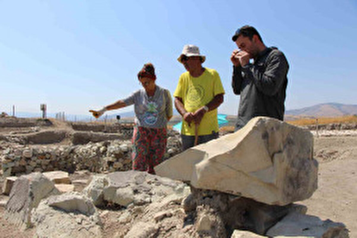 Demir Çağı katmanın içinde Frig Dönemi’ne ait Kubaba Kutsal Alanı’nı sunaklarıyla beraber bulup kutsal odayı ve içinde tanrıça Kubaba’yı temsil eden kutsal taşı da ortaya çıkardıklarını hatırlatan Prof. Dr. Dönmez, "Oluz Höyük keşfi Kuzey Orta Anadolu’da, Anadolu bozkırında, Amasya’da devasa büyüklükte ve henüz ritüellerini tam anlayamadığımız bir tapınak sisteminin ortaya çıkmaya başladığını gösterdi" diye konuştu.
