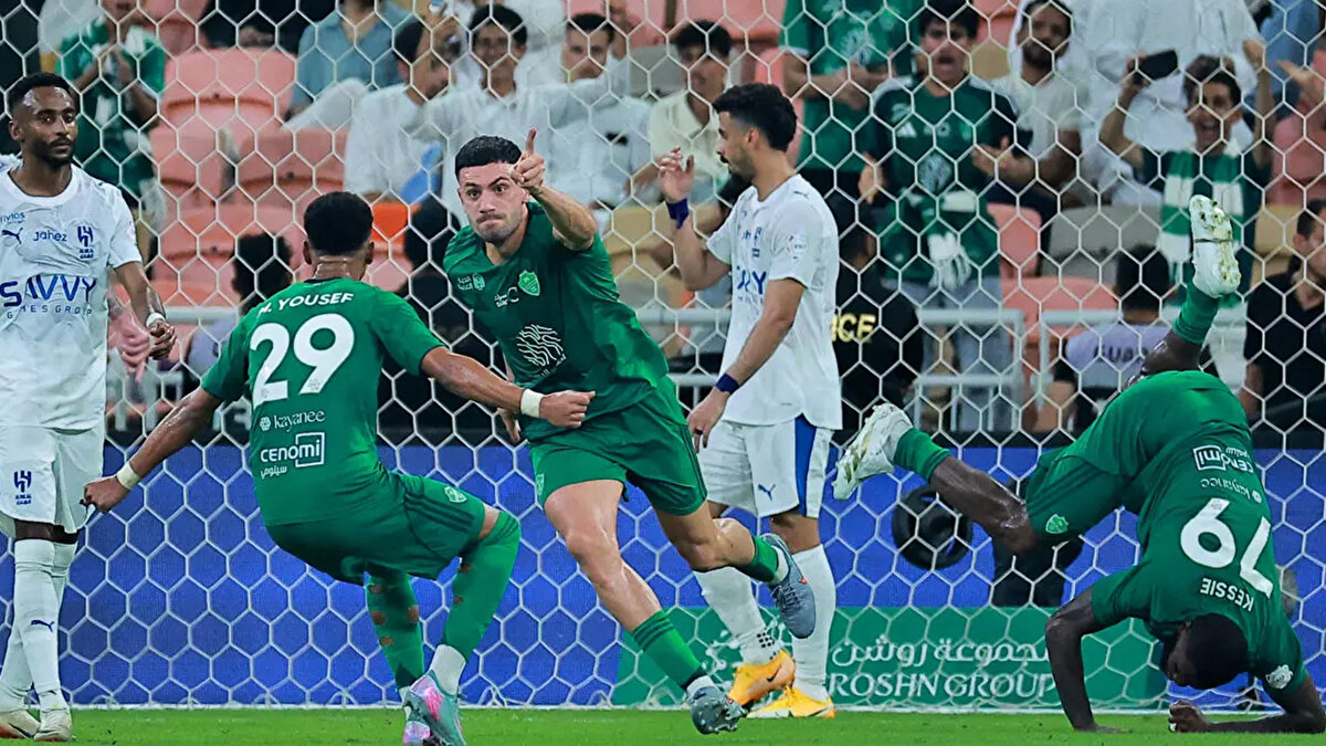 Karşılaşmada Al Hilal, 12. dakikada Theo Hernandez, 24 ve 41. dakikalarda Malcom ile 3-0 öne geçti ve ilk yarı bu sonuçla bitti.<br>