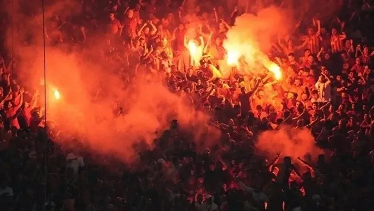 Süper Lig’den alt liglere kadar her kulübün arkasında, takımlarını koşulsuz destekleyen taraftar toplulukları var. İşte Türk futbolunda adı en çok bilinen taraftar grupları ve bağlı oldukları kulüpler…<br>