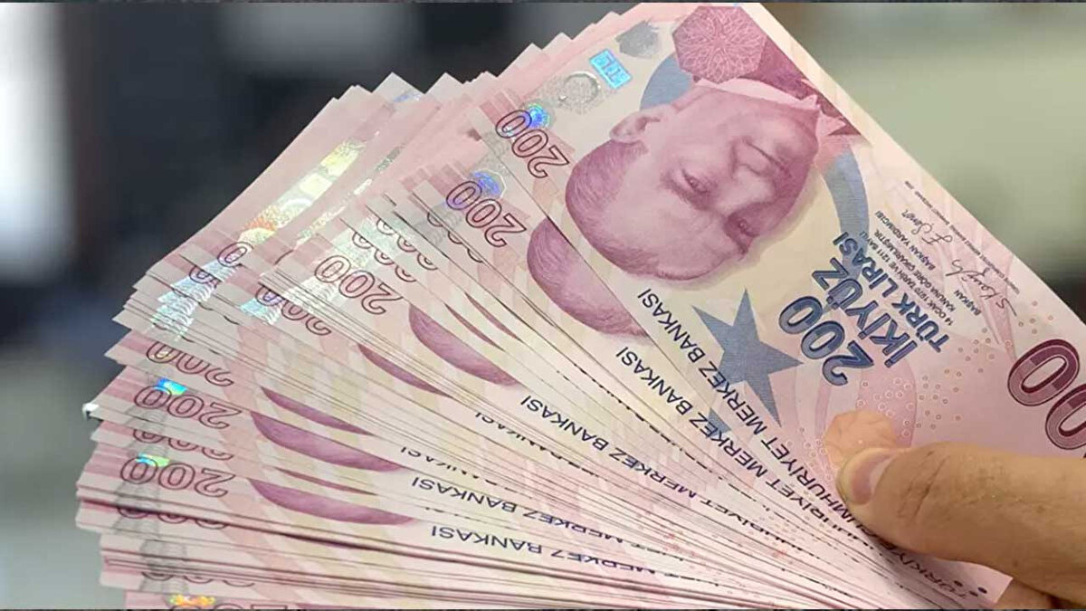 Adalet-Sen’den Yeni Promosyon Talepleri<br><br>Adalet-Sen, promosyon süreci tamamlanmadan önce Bakanlığa yeni taleplerini de iletti. Sendikanın öne çıkan talepleri şunlar oldu:<br><br>Kişi başı en az 150.000 TL tutarında peşin ve tek seferlik ödeme,<br><br>Sözleşme süresinin en fazla 3 yıl ile sınırlandırılması,<br><br>Yıllık enflasyon farkına göre promosyon tutarının güncellenmesi,<br><br>EFT ve havale gibi bankacılık işlemlerinin ücretsiz devam etmesi,<br><br>Bakanlık personeline özel düşük faizli kredi olanakları,<br><br>Faizsiz ve avantajlı bireysel kredi paketlerinin sunulması.<br><br>Bu taleplerin gelecekte yapılacak yeni anlaşmalarda dikkate alınabileceği ifade ediliyor.