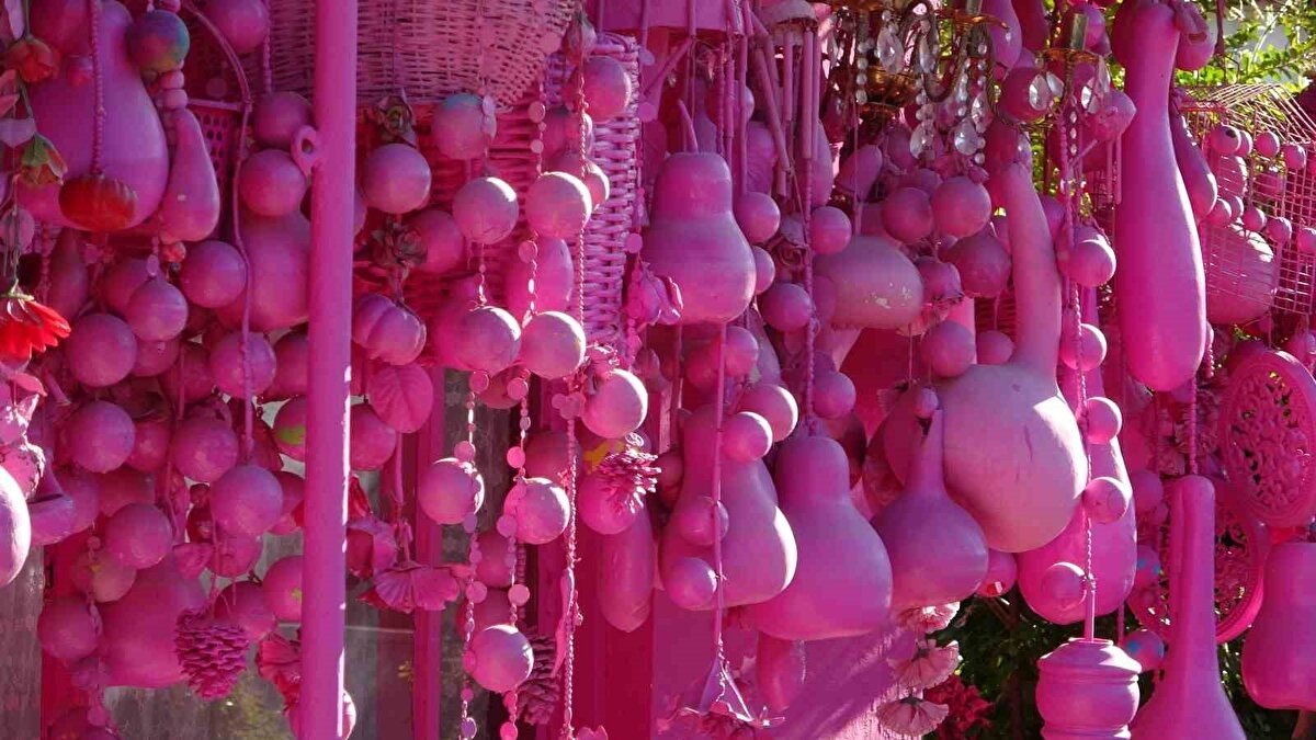 Isparta Belediye Başkanı Şükrü Başdeğirmen’i televizyonda gördüğünü, yanan evleri onardığını ve okul çocuklarına destek olduğunu söyleyen Sakine Akkul, "Televizyona bakıp ’keşke beni de görsen başkanım’ diyorum. Önceden az da olsa yürüyebiliyordum, komşuya gidiyordum ama artık hiçbir şey yapamıyorum ve oğluma yük oluyorum. Buradan Şükrü Başkan’ı evime davet ediyorum. Gelsin, çayımı kahvemi içsin, hâlimi hatırımı sorsun, beni görsün" diye konuştu.