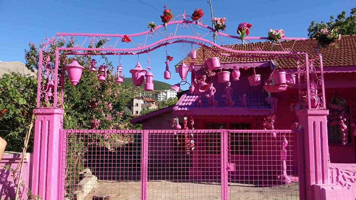 Isparta’nın sevilen simalarından, pembe tutkunu ‘Barbie Teyzesi’ Sakine Akkul, iki yıldır evinin kapısından dahi çıkamıyor. Çocukluğundan beri her şeyi pembeye boyayan Akkul, sağlık sorunları nedeniyle yürüyemez hale geldiğini ve oğluna yük olduğunu belirtti. Şarjlı sandalye isteğini dile getiren Akkul, Isparta Belediye Başkanı’na seslendi: "Gelsin, çayımı kahvemi içsin, hâlimi hatırımı sorsun."