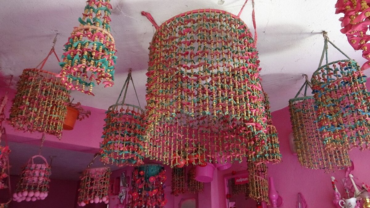 Pembe rengine tutkusunu çocukluğundan beri yaşadığını belirten Sakine Akkul, "O zamanlar yokluk içindeydik. Bayramlarda babam hepimize yeni kıyafet almak için alışverişe giderdi. Ben her zaman, ’baba ne alırsan al, pembe olsun’ derdim. Babam ’başka renk olmaz mı’ diye sorduğunda da ’hayır, olmaz. Pembe almazsan giymem’ diye diretirdim. Babam da Isparta’yı alt üst eder, mutlaka pembe bir şey bulur ve gönlümü almak için getirirdi. O aldıklarını kucağıma alıp onlarla uyur, ’sabah olsa da giysem’ diye heyecanla beklerdim" şeklinde konuştu.<br><br><br>"Şimdi üç çocuğum var biri kız, ikisi erkek. Onlara da hep pembe kıyafetler alıp giydirdim. Bu evi de tek başıma yaptım. Gerektiğinde taş taşıdım, duvarları kendim boyadım. Burada çok emeğim var" dedi.