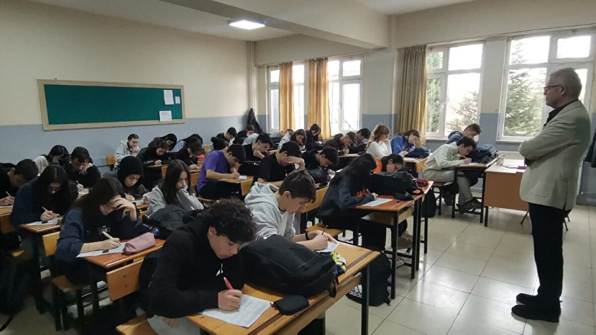 İlkbaharda yapılacak sınavlarla öğrenciler ikinci dönemin ilk ortak yazılılarını tamamlayacak:<br><br>7 Nisan Salı: 6. sınıf Türkçe<br><br>8 Nisan Çarşamba: 6. sınıf Matematik, 8. sınıf Matematik<br><br>9 Nisan Perşembe: 10. sınıf Matematik<br><br>10 Nisan Cuma: 10. sınıf Türk Dili ve Edebiyatı<br><br>2. dönem 2. ortak yazılı sınavları (Haziran 2026)