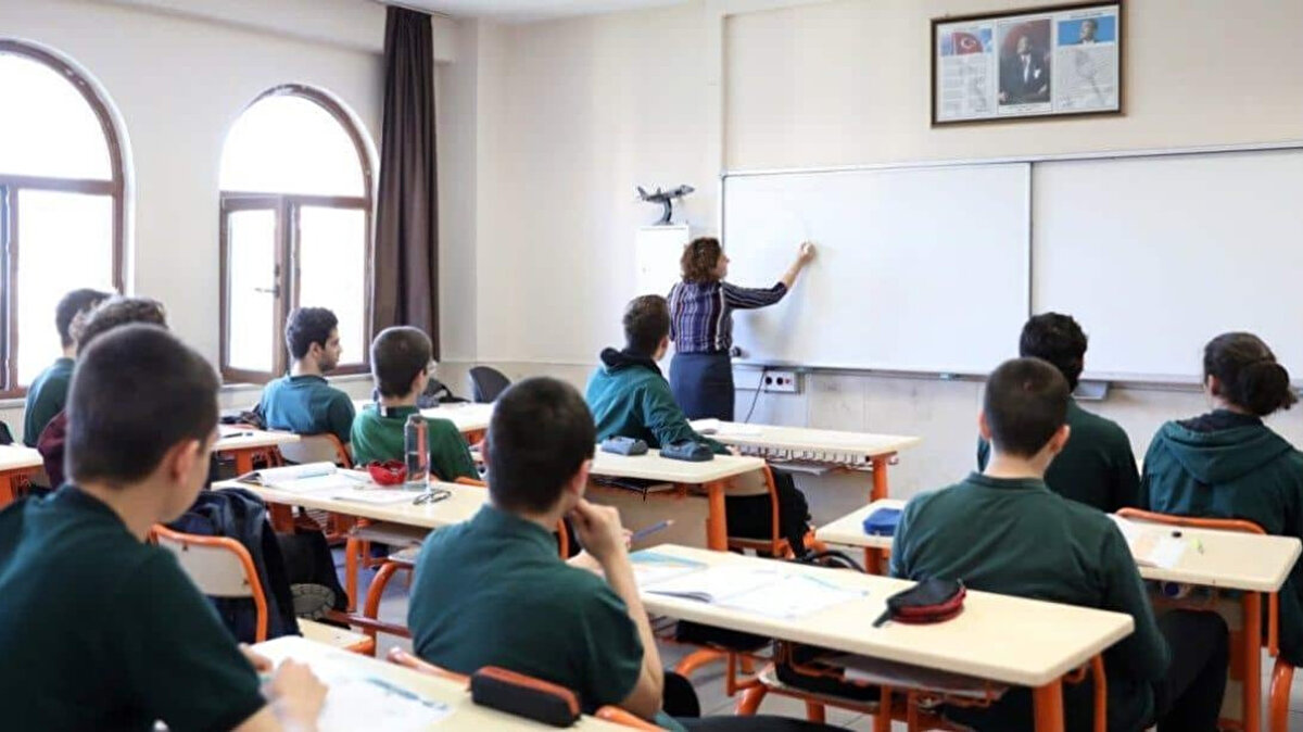 Yıl sonu yaklaşırken yapılacak ortak sınavların tarihleri de belli oldu. Buna göre öğrenciler şu derslerden sınava girecek:<br><br>2 Haziran Salı: 7. sınıf Matematik<br><br>3 Haziran Çarşamba: 9. sınıf Türk Dili ve Edebiyatı