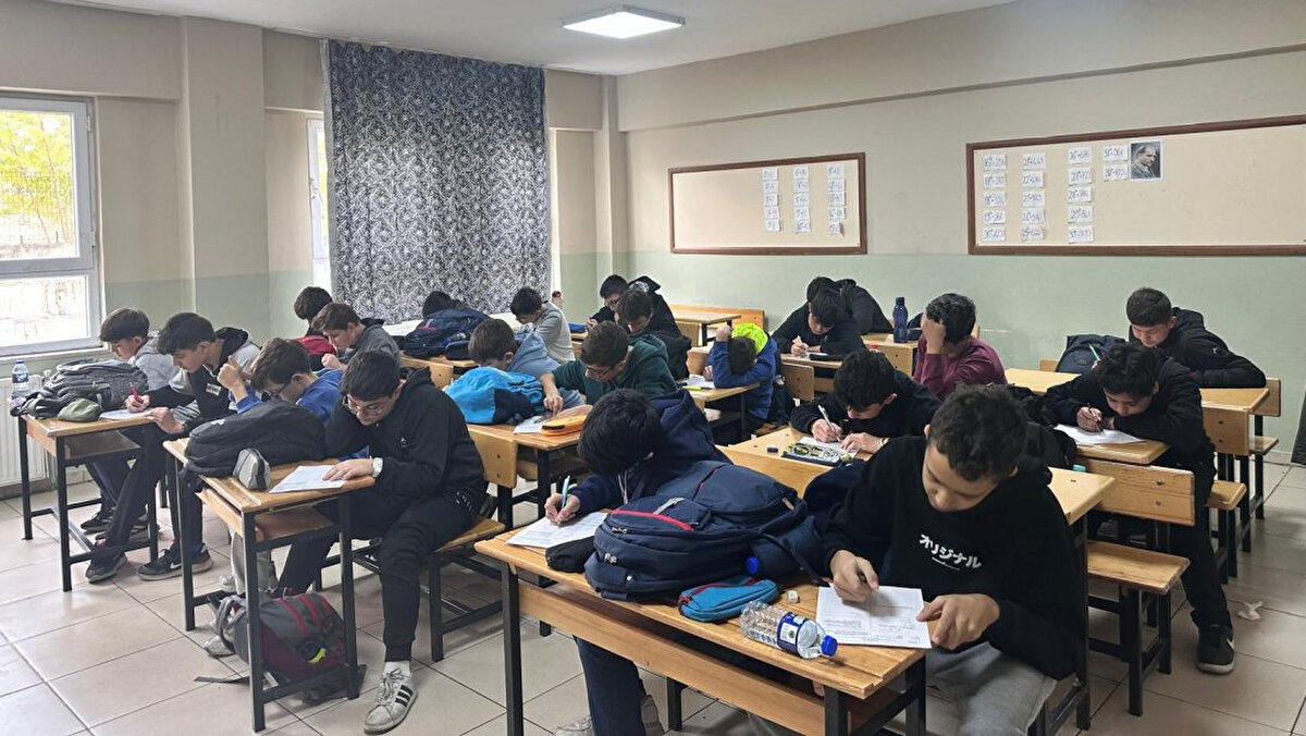 1. dönem 1. ortak yazılı sınavları (Kasım 2025)<br><br>Kasım ayında yapılacak sınavlarda öğrenciler Türkçe ve matematik derslerinden ortak sınava girecek. Takvim şu şekilde belirlendi:<br><br>4 Kasım Salı: 7. sınıf Türkçe<br><br>5 Kasım Çarşamba: 8. sınıf Türkçe<br><br>6 Kasım Perşembe: 9. sınıf Matematik<br><br>2. dönem 1. ortak yazılı sınavları (Nisan 2026)