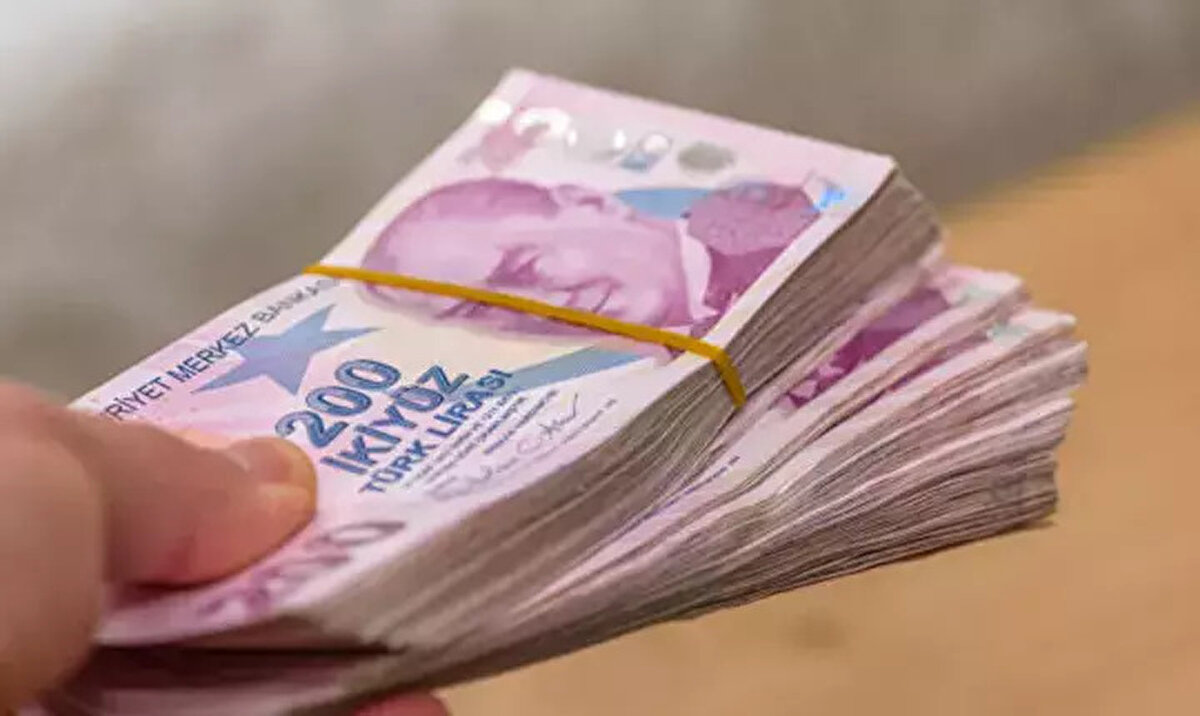 Dijital müşteri olana ek 3.000 TL<br><br>Yapı Kredi Mobil uygulaması üzerinden yeni müşteri olan emekliler, EMEKLIYEMUJDE referans kodunu kullanmaları halinde, harcama koşulu olmaksızın kredi kartlarına 3.000 TL ek nakit ödül kazanabilecekler.<br>