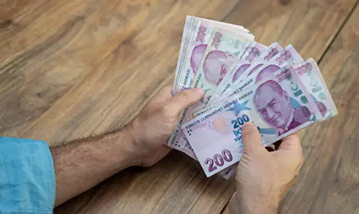 Promosyon taahhütnamesini imzalayan emeklilere ek koşul olmaksızın şu tutarlarda ödeme yapılacak:<br><br>9.999 TL’ye kadar maaş alanlara: 6.250 TL<br><br>10.000 TL – 14.999 TL arası maaş alanlara: 10.000 TL<br><br>15.000 TL – 19.999 TL arası maaş alanlara: 12.500 TL<br><br>20.000 TL ve üzeri maaş alanlara: 15.000 TL