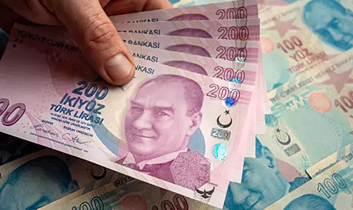 Ek ödül fırsatı<br><br>Promosyon ödemesine ek olarak Yapı Kredi, belirli koşulları yerine getiren emeklilere ek ödül de sunuyor.<br><br>Ek ödül taahhütnamesinin imzalanmasından sonraki 60 gün içerisinde Yapı Kredi bireysel kredi kartları ile 1.000 TL harcama yapılması halinde şu ek ödemeler geçerli olacak:<br><br>9.999 TL’ye kadar maaş alanlara: 2.000 TL<br><br>10.000 TL – 14.499 TL arası maaş alanlara: 3.000 TL<br><br>15.000 TL – 19.999 TL arası maaş alanlara: 4.000 TL<br><br>20.000 TL ve üzeri maaş alanlara: 5.000 TL<br><br>Ayrıca, Yapı Kredi Mobil uygulamasına ilk kez giriş yapan veya yeniden aktif kullanan emeklilere maaş bareminden bağımsız 2.000 TL ek ödül verilecek.