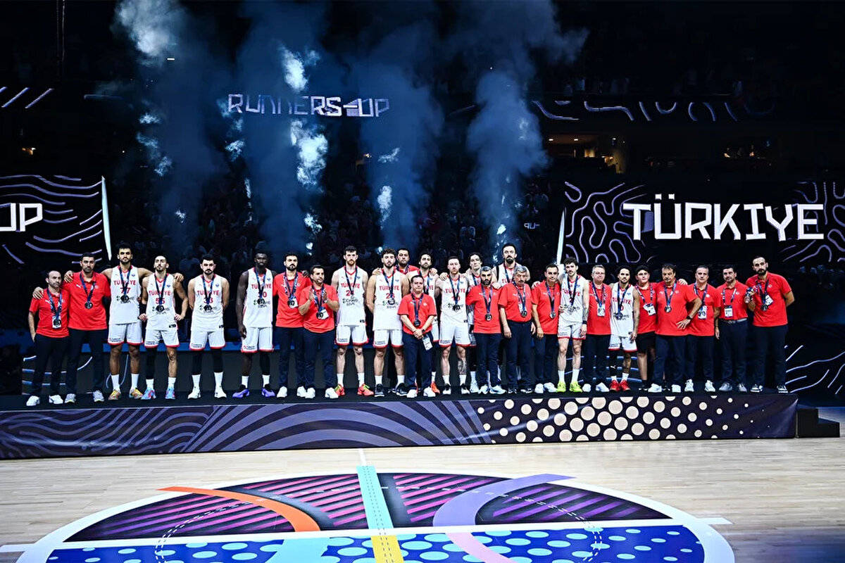 Milli basketbolcu, sosyal medya hesabından Ercan Osmani'ye hediye ettiği saatle ilgili bir paylaşım yaptı.<br>Milli basketbolcu, sosyal medya hesabından Ercan Osmani'ye hediye ettiği saatle ilgili bir paylaşım yaptı.<br>